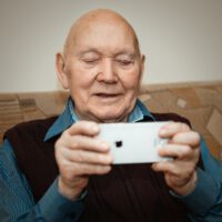 Mann mit Smartphone