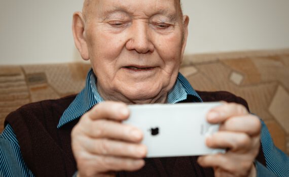 Mann mit Smartphone