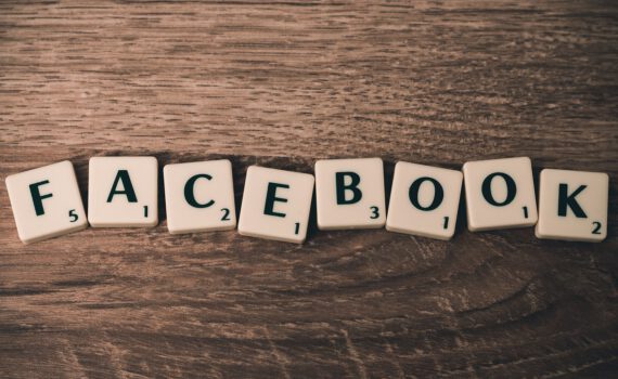 Foto Buchstaben "Facebook"